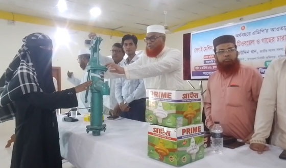 মুজিবনগরে সেলাই মেশিন, ফ্যান, টিউবওয়েল ও গাছের চারা বিতরণ