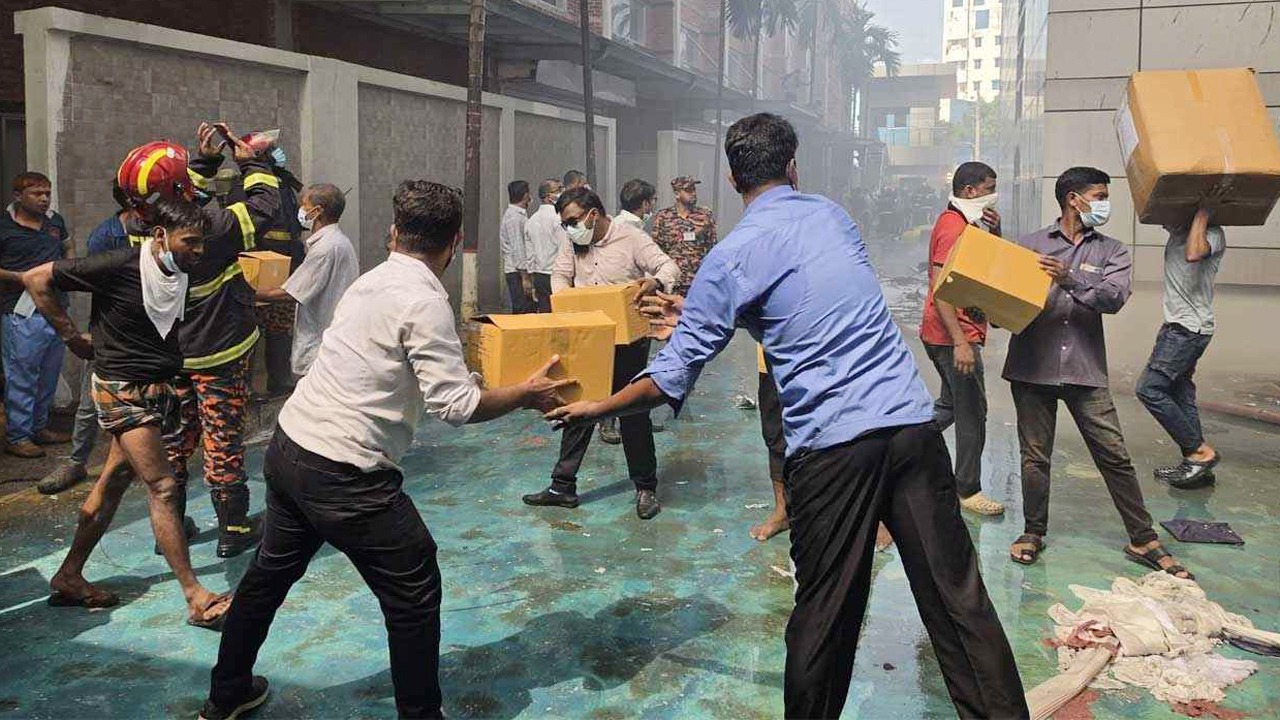 প্রায় ৪ ঘণ্টা পর আগুন নিয়ন্ত্রণে টঙ্গির ওষুধ কারখানার