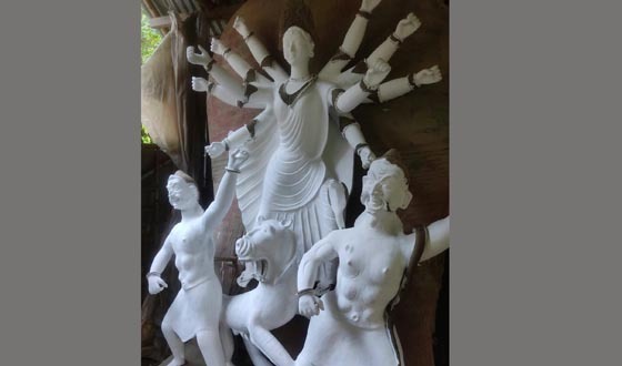 সার্বজনীন শারদীয় দূর্গা উৎসব উপলক্ষে প্রতিমা তৈরিতে ব্যস্ত কারিগররা