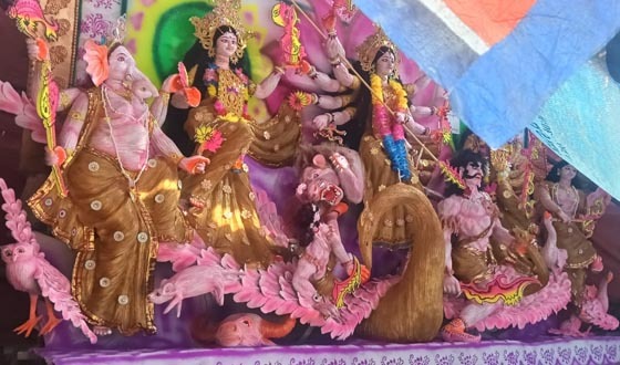 সোনালি আশে সাজানো দূর্গা প্রতিমা দেখতে দর্শনার্থীদের ভীড়