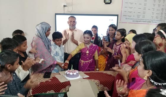 বালুয়াকান্দি স: প্রা: বিদ্যালয়ে উৎসবমুখর পরিবেশে ক্লাস পার্টি অনুষ্ঠিত