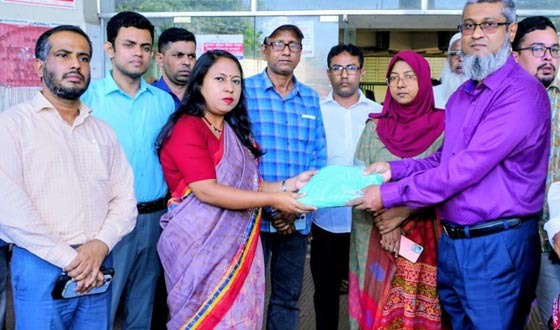 শেরপুর সদর হাসপাতালে ডেঙ্গু রোগীদের সুরক্ষায় মশারি বিতরণ