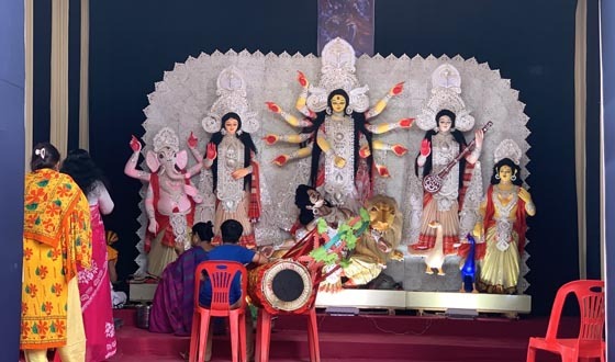 রাজশাহীতে বোধনের মধ্য দিয়ে শুরু হলো শারদীয় দুর্গোৎসব