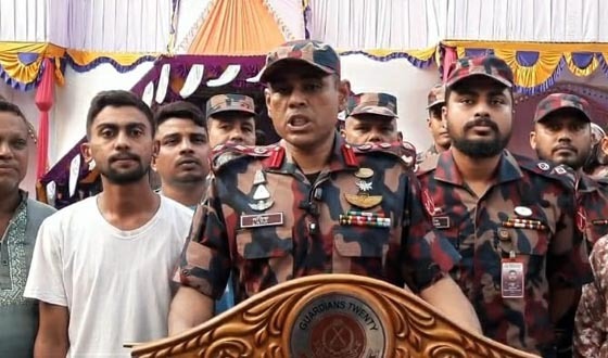 দুর্গাপূজার নিরাপত্তা দেখতে পূজামণ্ডপ পরিদর্শন করল বিজিবি