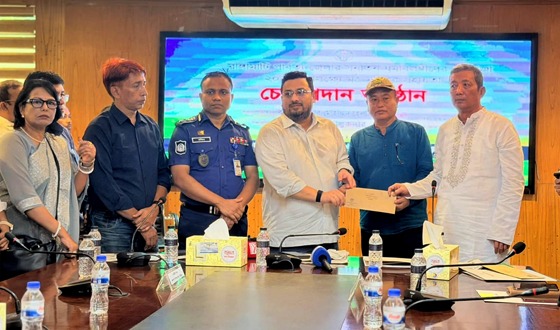 রাঙ্গামাটিতে পূজা মণ্ডপে চেক বিতরণকালে পার্বত্য প্রতিমন্ত্রী