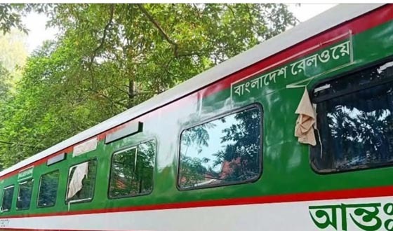 সৈয়দপুর রেলওয়ে কারখানায় এলো ভারতের তৈরি ১৮ কোচ