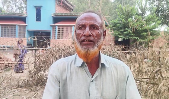 ঘোড়াঘাটে বেড়া দিয়ে একটি পরিবার অবরুদ্ধ