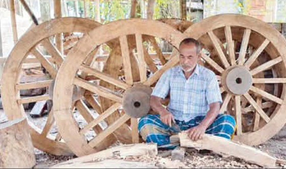 বিলুপ্তির পথে ঈশ্বরদীর ঐতিহ্যবাহী কাঠের চাকা শিল্প