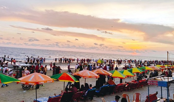 কুয়াকাটায় পর্যটকের সমাগমের সম্ভাবনায় বিরাজ করছে উৎসবমুখর পরিবেশ