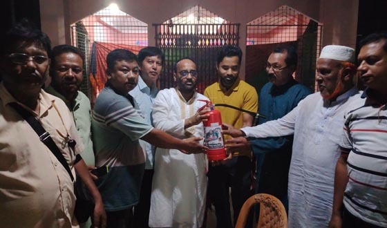 তানোরে ৫৮টি পুজা মন্ডপে অগ্নিনির্বাপক যন্ত্র দিলেন সাবেক মেয়র