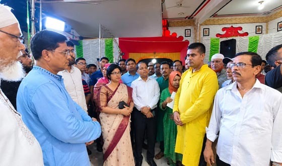 দেবহাটার বিভিন্ন দূর্গাপূজা মন্ডপ পরিদর্শন করেছেন জেলা প্রশাসক