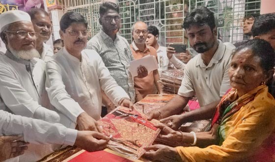শেরপুরে শারদীয় দুর্গোৎসবে দরিদ্র অসহায়দের শাড়ি ও নগদ অর্থ বিতরণ