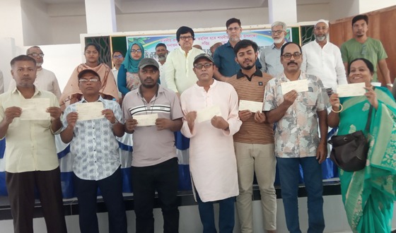 মেলান্দহে সনাতনীদের মাঝে অর্থ ও শাড়ি বিতরণ