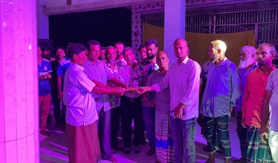 গফরগাঁওয়ে দুর্গাপূজার মণ্ডপে বিএনপির পক্ষ থেকে আর্থিক সহায়তা
