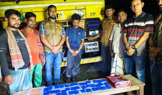 দুর্গাপুরে ট্রাকের সিটের নিচ থেকে ইয়াবাসহ পাচারকারী গ্রেপ্তার