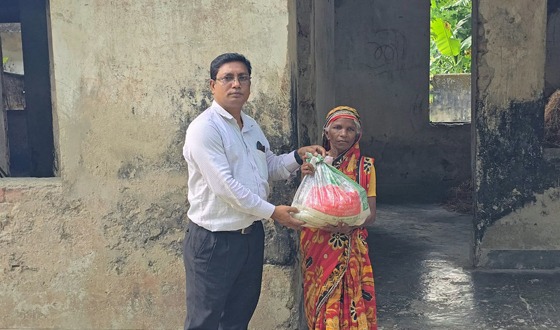 ৫৩ বছর বয়সী লতা রানীর পাশে দাঁড়াল রাজারহাট উপজেলা প্রশাসন