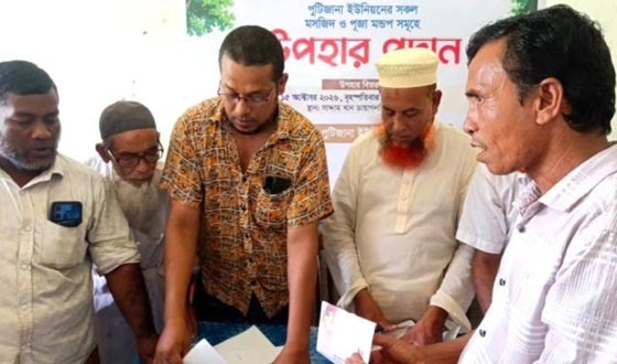 ফুলবাড়িয়ায় প্রবাসী  পূজা মন্ডপ ও মসজিদে উপহার হিসাবে নগদ অর্থ প্রধান করেন