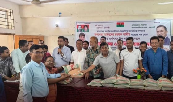 হাতিয়ায় ৩৪ টি পূজা মন্ডপে বিএনপির কেন্দ্রীয় নেতার আর্থিক সহায়তা প্রদান