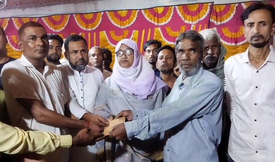 ধামইরহাটে পূজামন্ডপে মেয়র পদপ্রার্থী আনারুল ইসলামের আর্থিক অনুদান