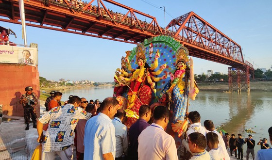 সিঁদুর খেলায় বিদায়ের সুর, সিলেটে প্রতিমা বিসর্জনের মধ্য দিয়ে দুর্গাপূজার সমাপ্তি