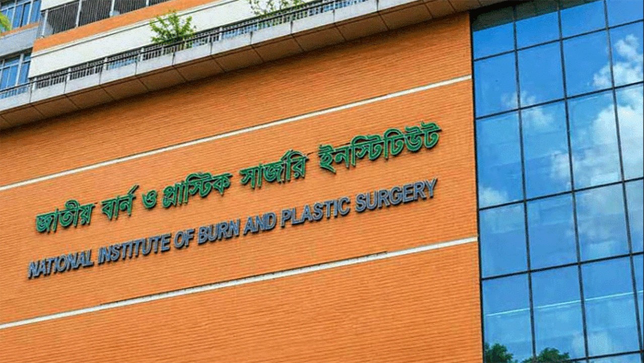 টঙ্গীতে গ্যাস লিকেজ থেকে বিস্ফোরণ, একই পরিবারের তিনজনের শরীর ঝলসে গেছে