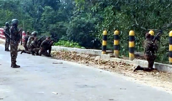 সাজেক সড়কে অনির্দিষ্টকালের অবরোধ: আইনশৃঙ্খলা বাহিনীর সাথে গোলাগুলি