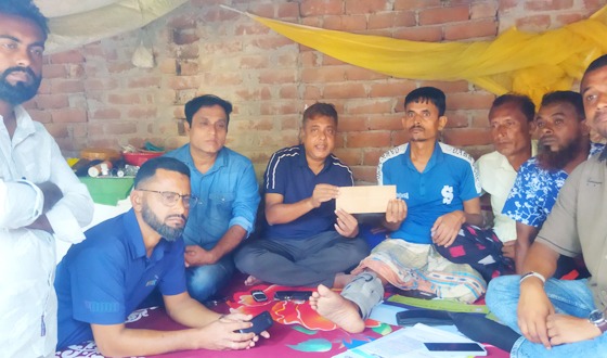 ধামইরহাটে অসুস্থ যুবদল নেতাকে চিকিৎসা সহায়তা দিলেন উপজেলা চেয়ারম্যান প্রার্থী