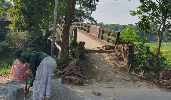 নিজস্ব অর্থায়নে ভোগান্তি দূর করলেন যুবদল নেতা মিলন গাজী