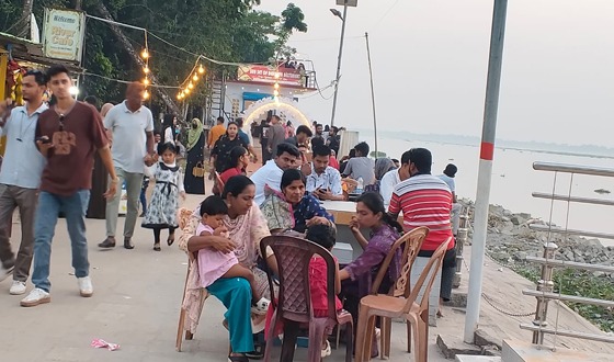 পূজার ছুটিতে বেকুটিয়া সেতুতে দর্শনার্থীরা উপচে পড়া ভিড়