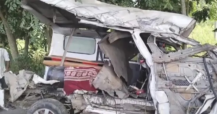 ফরিদপুরে বাস-অ্যাম্বুলেন্সের মুখোমুখি সংঘর্ষ, নিহত ৩, আহত ৪