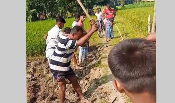 মোল্লাহাটে জমি নিয়ে বিরোধ, কেটে ফেলা হলো সড়কের ১০ ফুট
