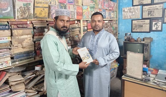 কিশোরগঞ্জে এক দুর্লভ সংগ্রহশালা গড়ে তোলেছেন বইপ্রেমী শরীফুল