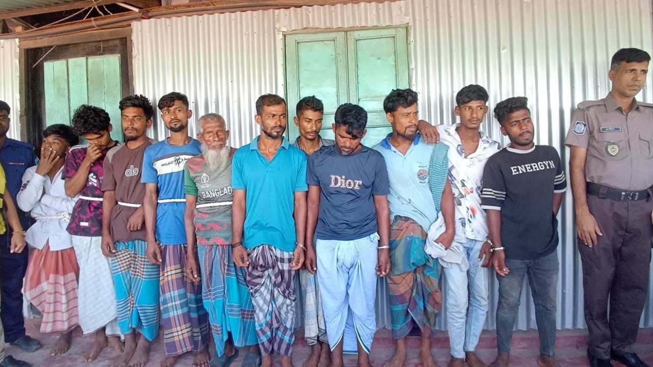 চাঁদপুরে নিষেধাজ্ঞা অমান্য করে ইলিশ শিকার: ২৫ জেলে আটক, নৌকা ও জাল জব্দ