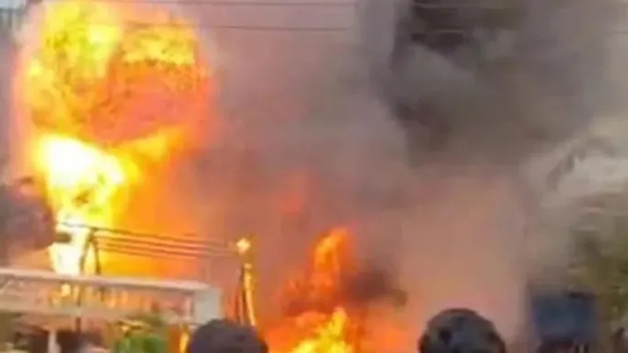 গাজীপুরে আবারও ভয়াবহ আগুন, নিয়ন্ত্রণে ফায়ার সার্ভিসের ৪ ইউনিট