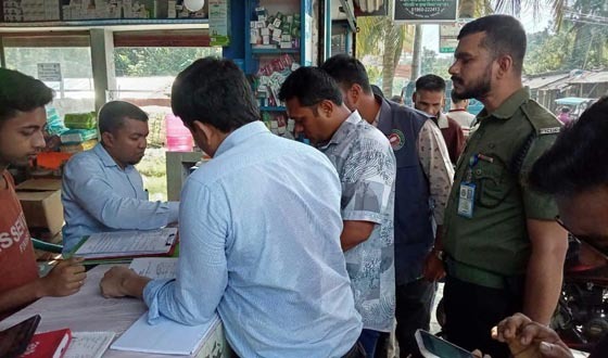 পাইকগাছায় ৪ ঔষধ ফার্মেসীকে ১৮ হাজার টাকা জরিমানা