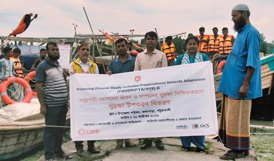 কলাপাড়ায় সমুদ্রগামী ১২০ টি ট্রলারে জীবন সুরক্ষা উপকরণ বিতরণ