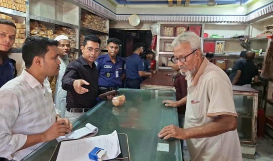 চাঁদপুরে বিএসটিআইয়ের ভুয়া লোগো ব্যবহারের বেকারিতে জরিমানা