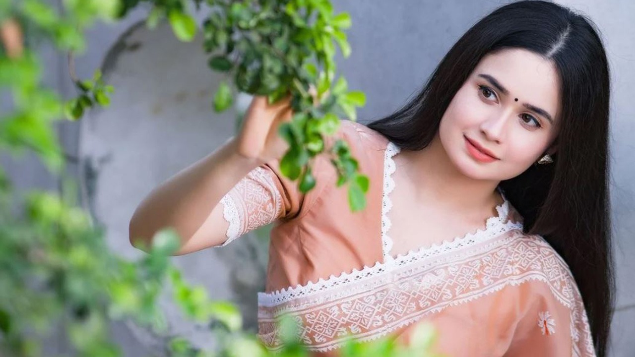 ভক্তদের সতর্ক করলেন অভিনেত্রী ঐশী