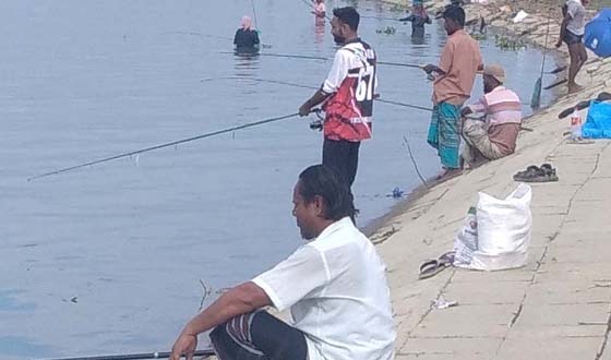 নিকলীর ছাতিরচরে ঘোড়াউত্রা নদীতে বশি দিয়ে মাছ মারতে টাকা আদায় করছে নিকলীর ছাতিরচরে ঘোড়াউত্রা নদীতে বশি দিয়ে মাছ মারতে টাকা আদায় করছে