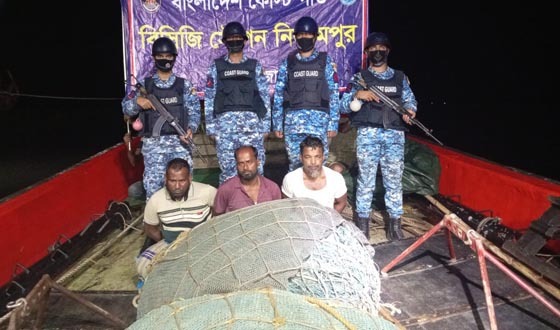 কলাপাড়ায় অবৈধ ৩ ট্রলিং বোটসহ ৩ জেলে আটক