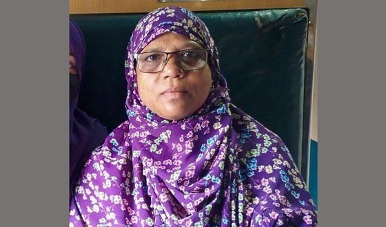 শিক্ষার্থীর ছেঁড়া জামায় সুঁই-সুতো হাতে প্রধান শিক্ষিকা