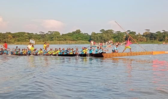 বৈঠার তালে ছুটছে নৌকা, তীরে হাজারো দর্শকের উল্লাস