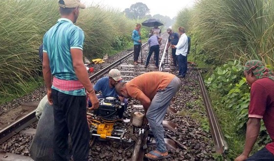 রেললাইন ভাঙ্গা ও ট্রেন লাইনচ্যুতের কারনে রাজশাহীর সাথে চলাচলে যাত্রীদের ভোগান্তি