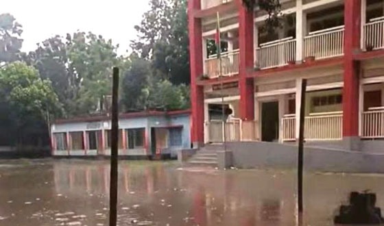 চাটমোহরে স্কুল মাঠে জলাবদ্ধতা,শিক্ষার্থীদের চরম দূর্ভোগ