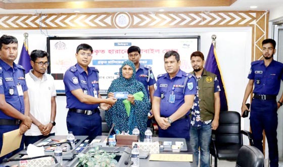 নীলফামারীতে সাইবার সেল কর্তৃক উদ্ধারকৃত মোবাইল মালিকদের হস্তান্তর