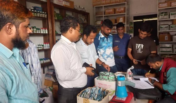 লালপুরে অবৈধভাবে সার মজুদের অভিযোগে ৪ ব্যবসায়ীকে জরিমানা