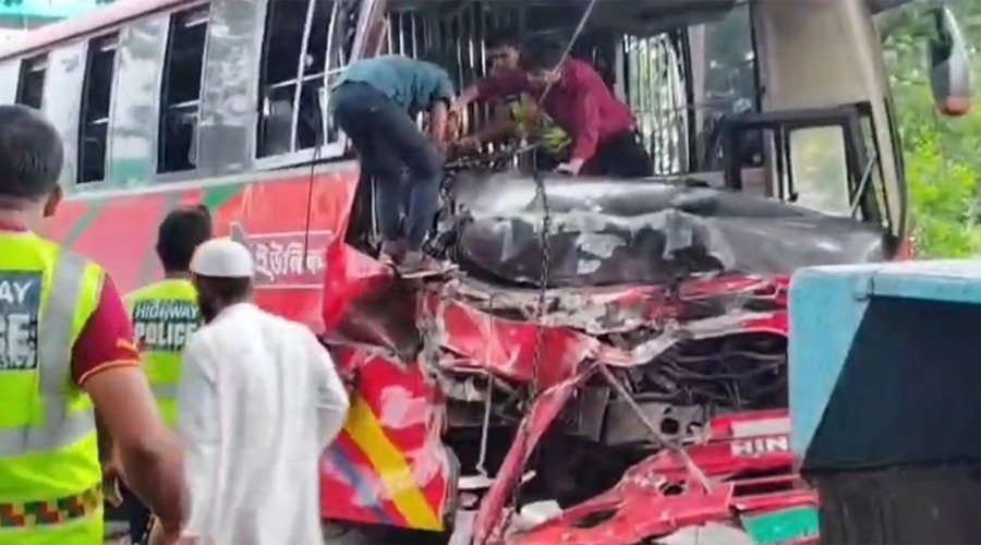ফেনীতে কাভার্ডভ্যানে বাসের ধাক্কা, নিহত ৩