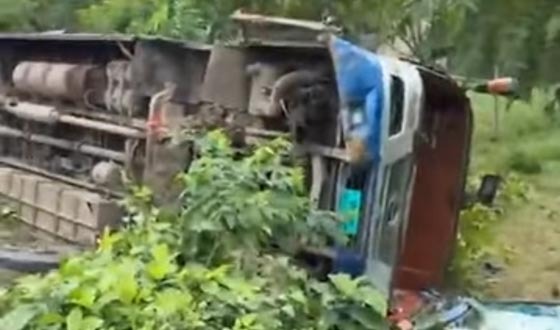কালীগঞ্জে যাত্রীবাহী গড়াই বাস খাদে পড়ে আহত ২৫