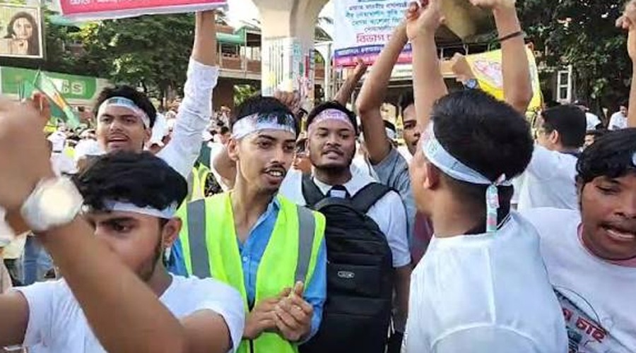 নোয়াখালী বিভাগের দাবিতে অবরোধ শাহবাগ