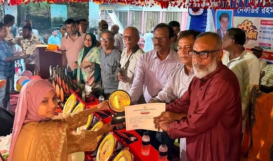 ঈশ্বরদীতে কৃতি শিক্ষার্থীদের সংবর্ধনা